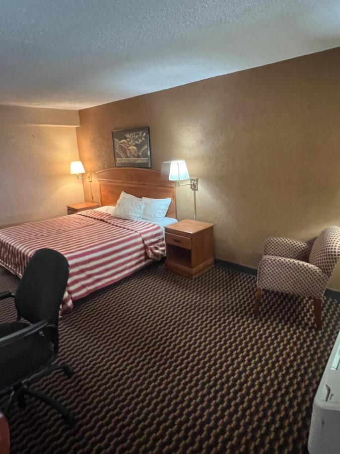 Hotel The And Banquets 2*
