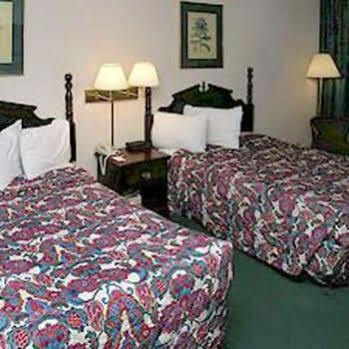 Hotel The And Banquets 2*